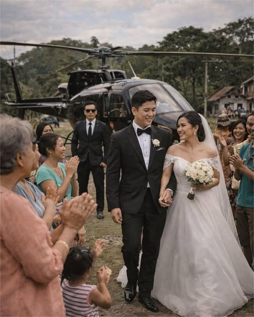 Có thể là hình ảnh về máy bay trực thăng và đám cưới