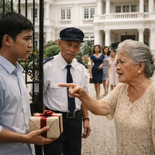 Có thể là hình ảnh về một hoặc nhiều người